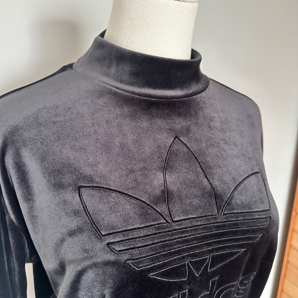 Adidas cropped bell sleeve velour top with embroidered logo dark grey - Picture 9 of 11